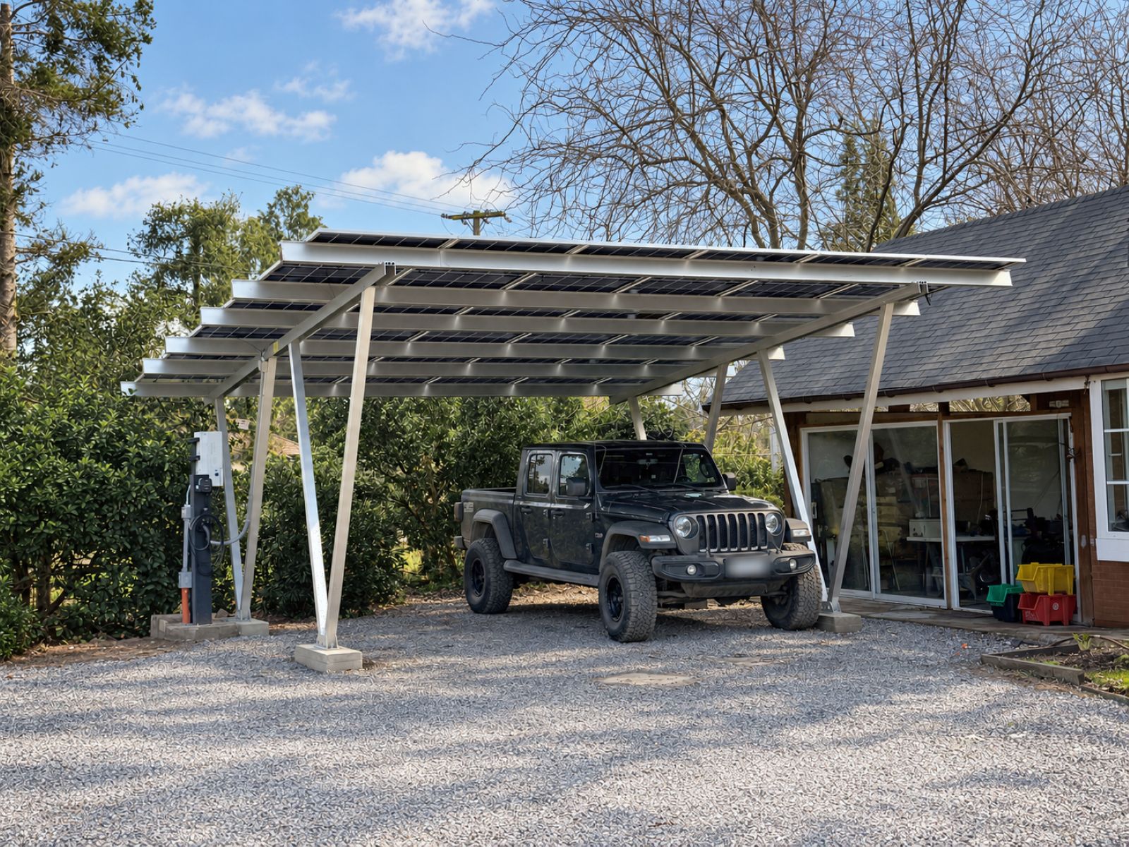 Carport solar con un cargador de auto eléctrico instalado junto a la estructura