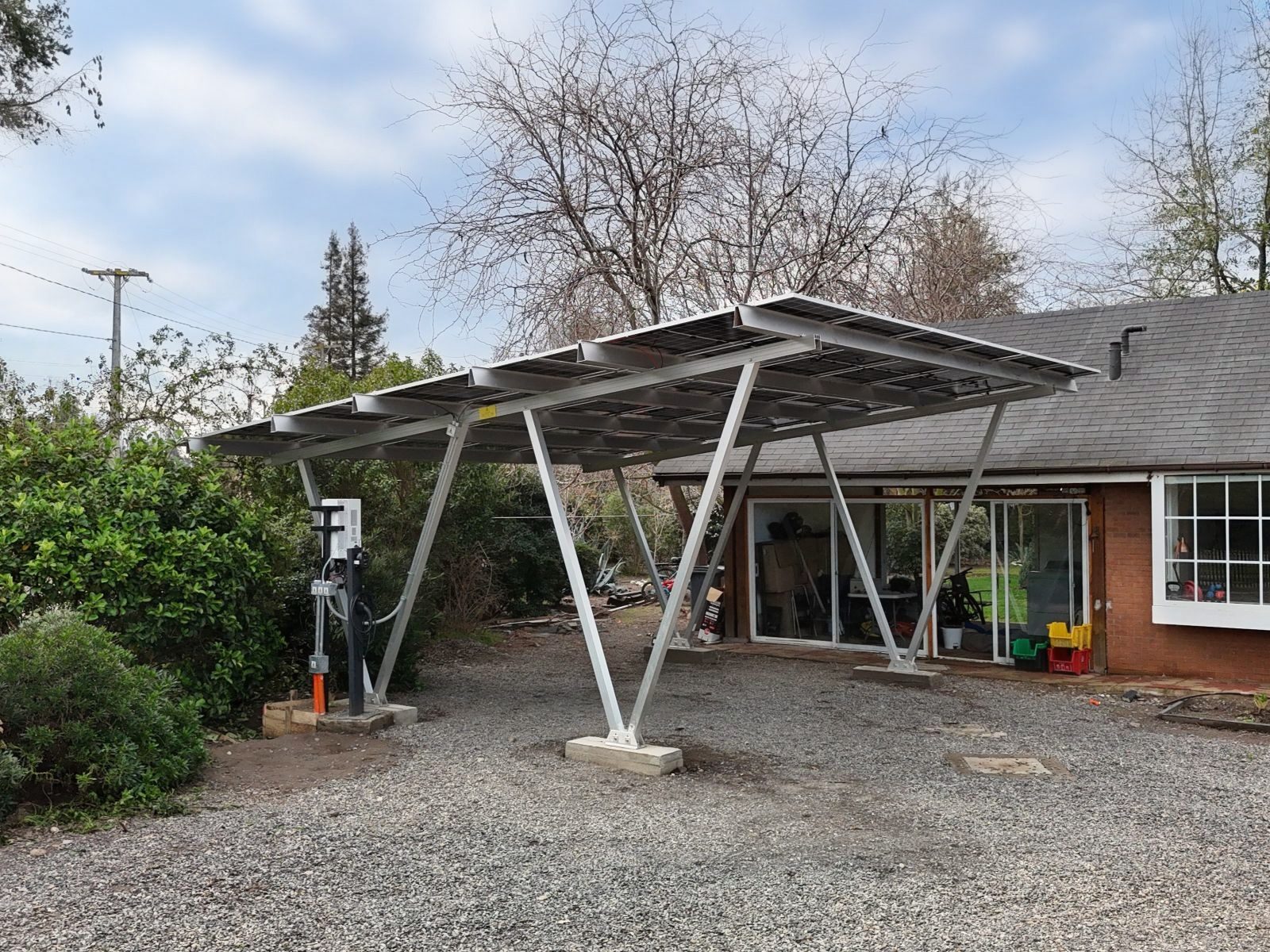 Vista lateral del carport solar y el cargador