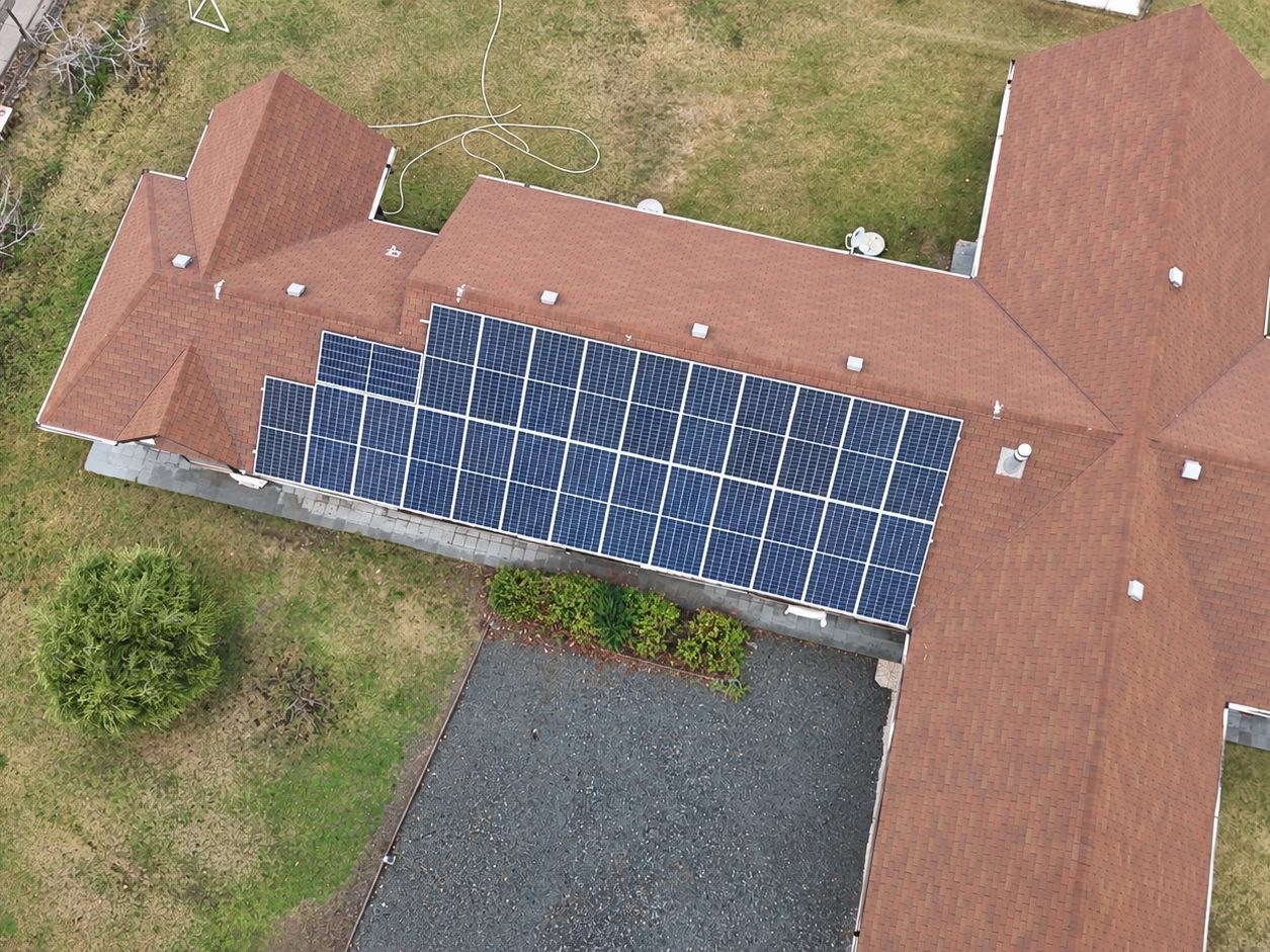 Vista aérea de los paneles solares en el techo de una casa