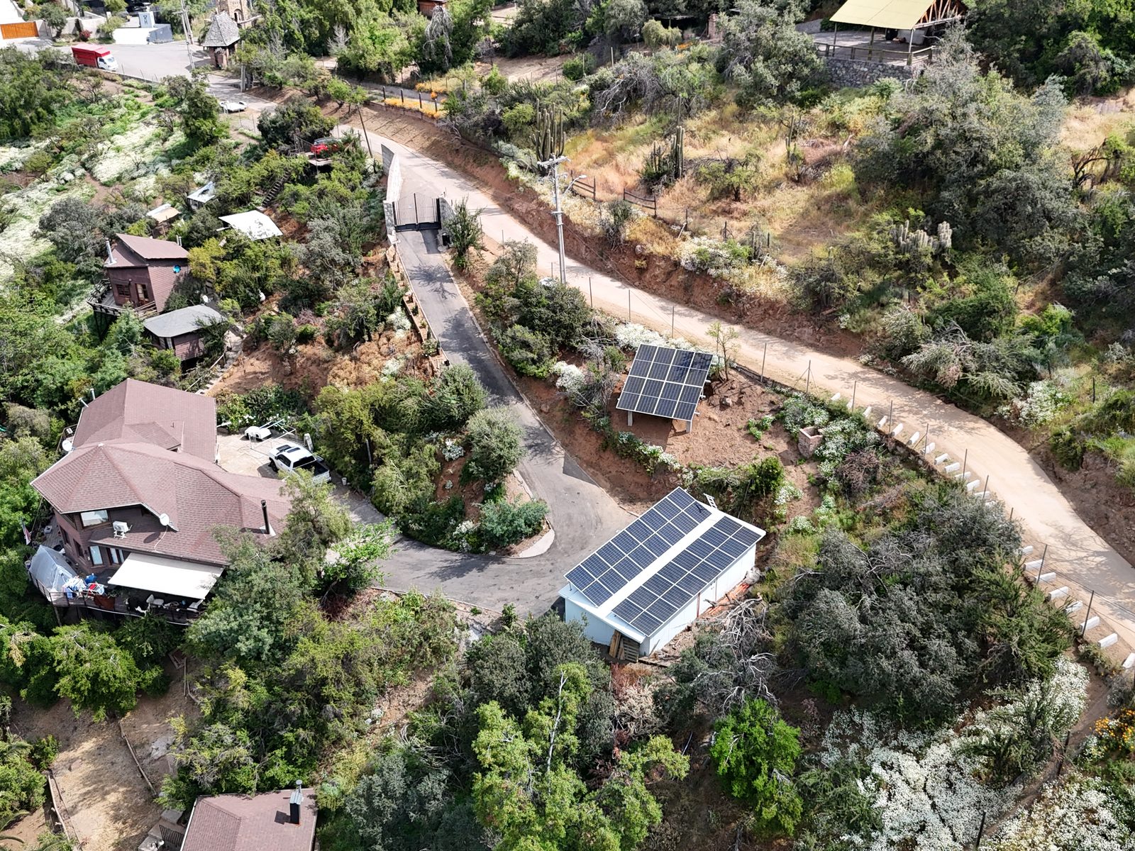Paneles solares sobre estructura en el terreno de la parcela