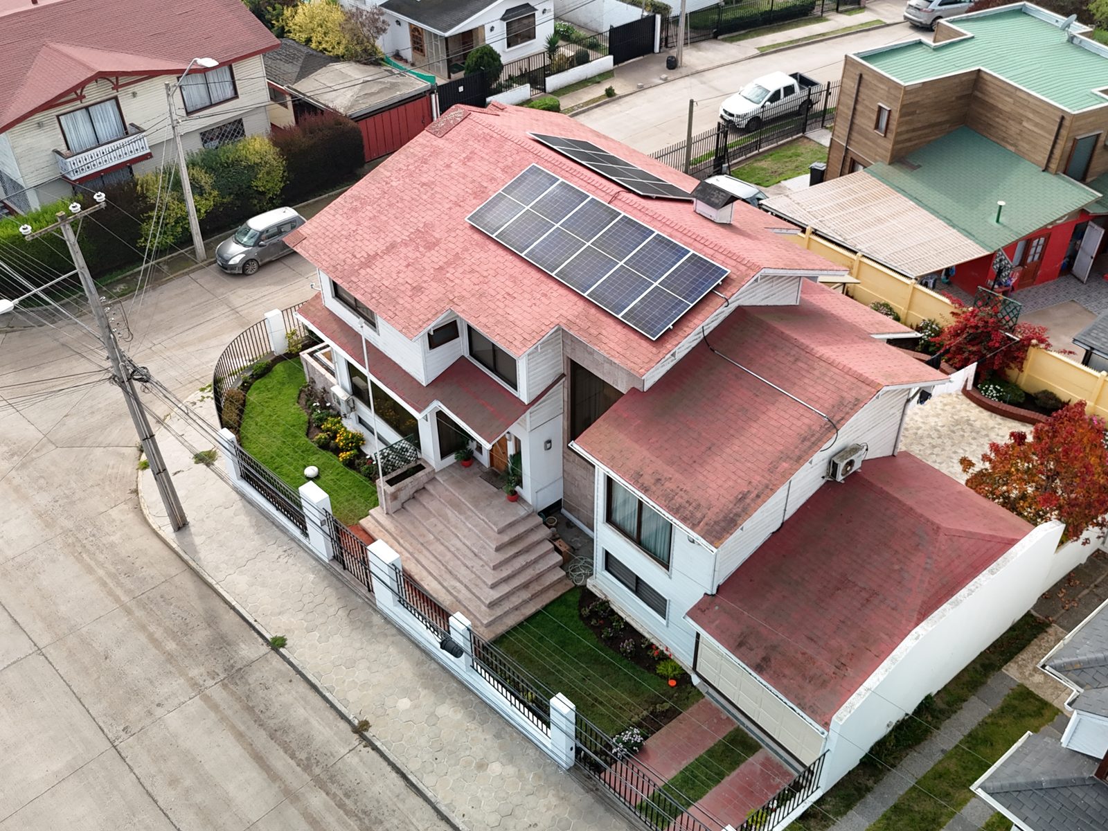 Paneles solares en el techo de una casa de dos pisos