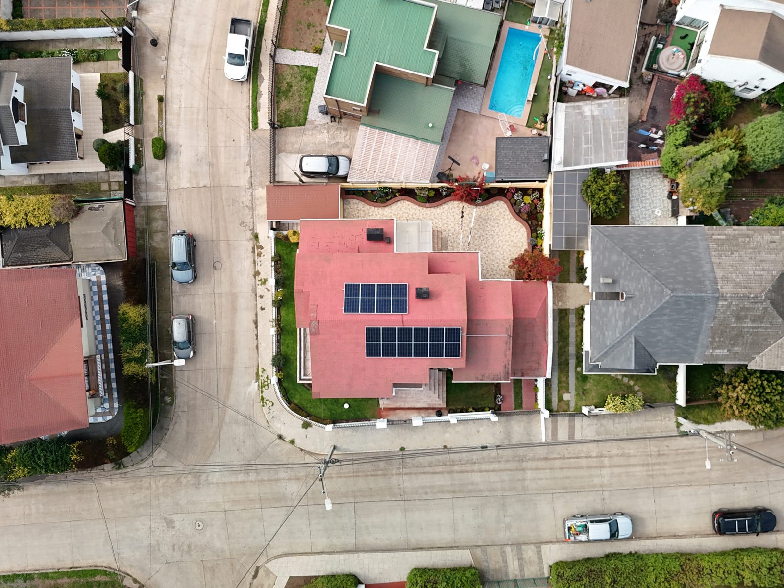 Vista cenital de la casa y sus paneles solares