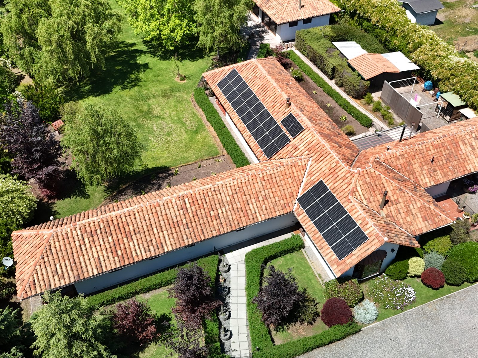 Paneles solares en el techo de teja de una casa de campo