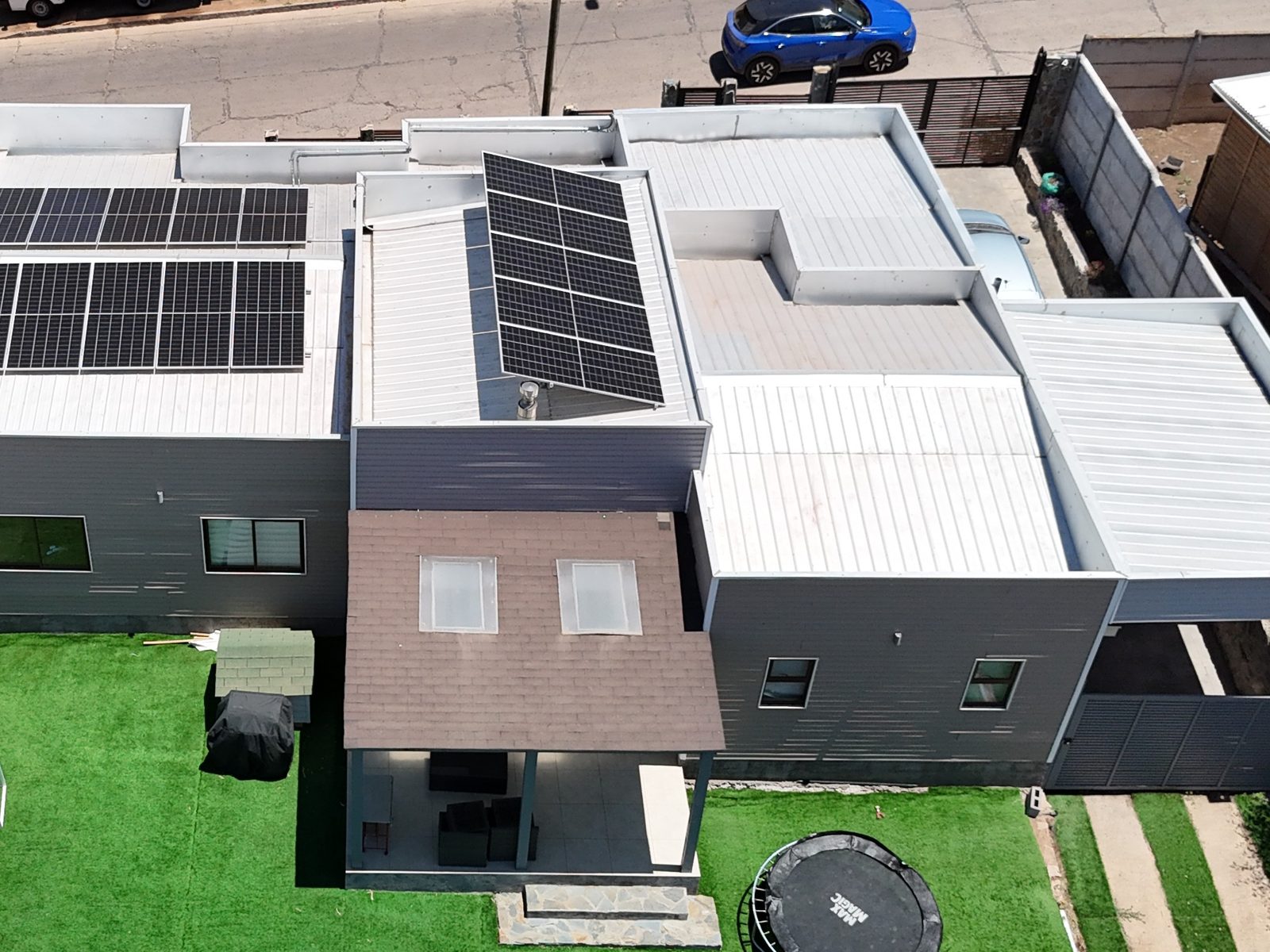 Paneles solares en el techo plano de una casa de dos pisos