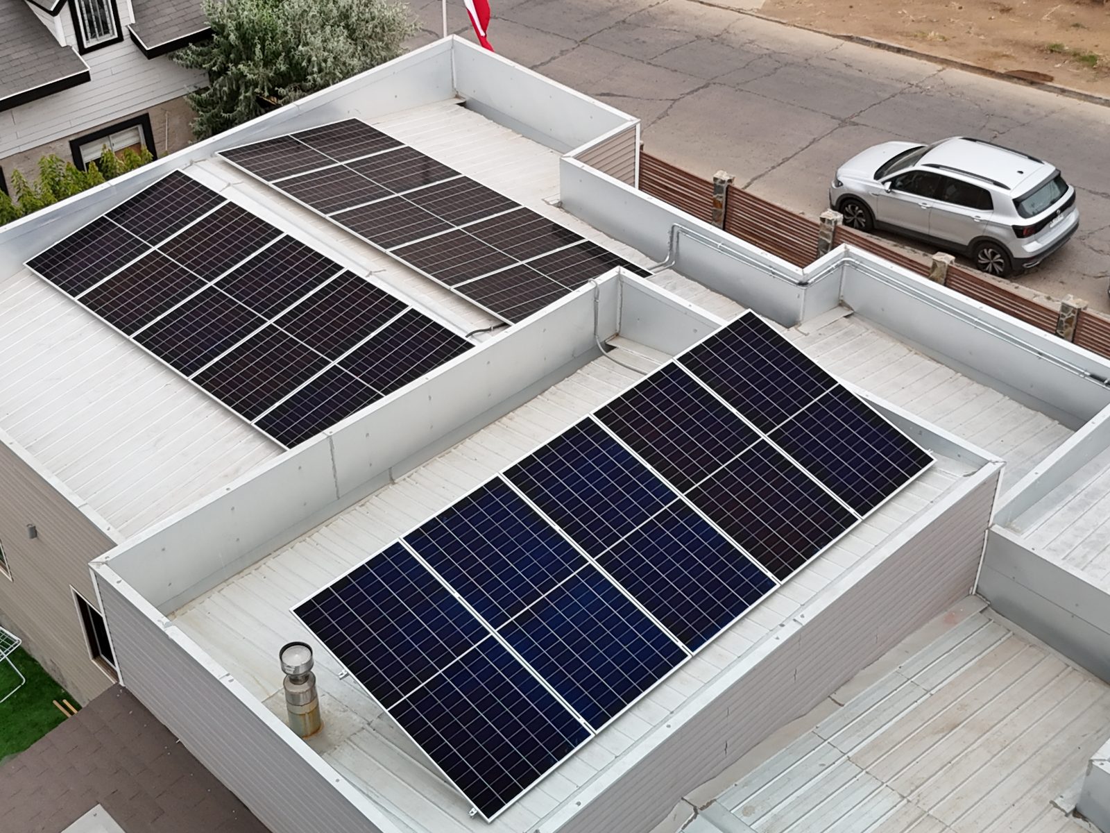 Detalle de los paneles solares sobre la losa